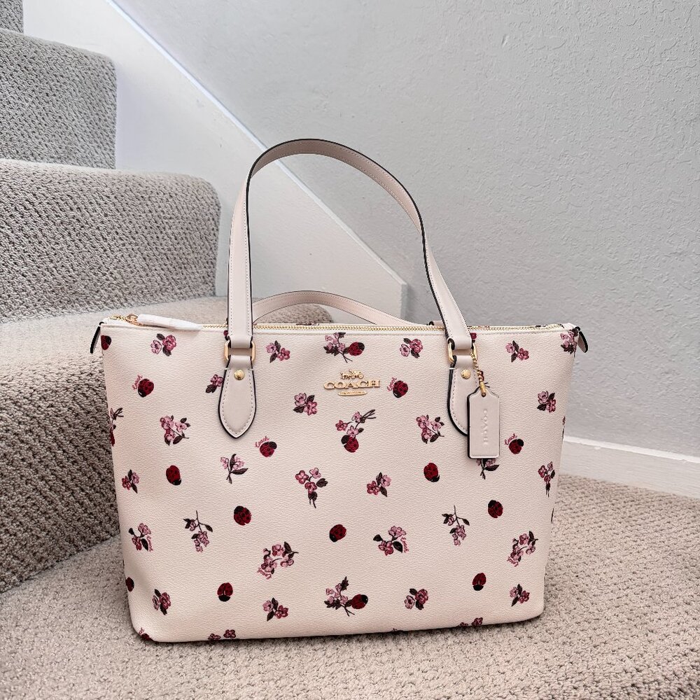 coach Gallery Tote Bag With Ladybug Floral Print cu271